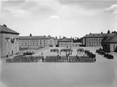 Uppställning för korum på I 4:s kaserngård. På vänster sida av bilden ser man en grushög. Här var det tänkt att uppföra ytterligare en kasern, men det blev aldrig av. Istället fanns här baracker under 2:a värlsdskriget.