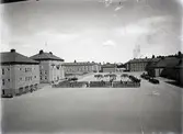 Uppställning för korum på I 4:s kaserngård. På vänster sida av bilden ser man en grushög. Här var det tänkt att uppföra ytterligare en kasern, men det blev aldrig av. Istället fanns här baracker under 2:a värlsdskriget.