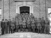 Orig. text: 7/10 1936.
Officerskåren på T 1 uppställd utanför kanslihuset. Mitt i bild översten Gustaf Smith.