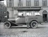 Orig. text: Stora Torget.

En av Linköpings första stadsbussar parkerad framför P.M. Sahlströms Bokhandel på Stora torget.