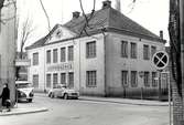 Varmbadhuset i hörnet Badhusgatan/Repslagaregatan. I januari 1884 öppnades stadens nya badhus, uppfört av byggmästare C. F. Pihlström. Det byggdes till 1907 och rustades även 1914. Badhuset var i bruk till dess att den nya simhallen stod klar 1965.