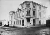 Furhoffs hus. Lasarettsläkaren Ludvig Åman lät 1877 uppföra denna byggnad i nyrenässans. Arkitekten är okänd. Så småningom kom fastigheten i fabrikör E. F. Furhoffs ägo. Han grundade 1899 sin firma med inriktning på vattenledningsanläggningar. I hörnet med Platensgatan lät han 1915 inreda en butik efter Axel Brunskogs ritningar.