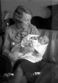 Bild på en kvinna som håller i en bebis. Beställare till bilden: Fru O Holmquist ifrån Kalmar.