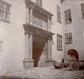 Bild på inre borggården i Kalmar slott. En portal med joniska kapitäler.