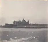 Kalmar sllott bakom slottsfjärden.