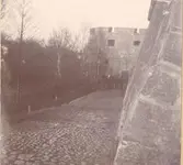 En postej, mur och kullersten vid Kalmar slott.