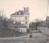 Frimurarehotellet innan vare sig Riksbankshuset (sedermera bakom planket) eller Eoska huset fanns. Vattentornet är påbörjat.