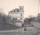 Frimurarehotellet innan vare sig Riksbankshuset (sedermera bakom planket) eller Eoska huset fanns. Vattentornet är påbörjat.