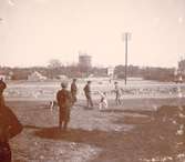 I bakgrunden håller vattentornet på att byggas.
Fotot taget från Sveaplan.