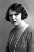 Ateljébild på en kvinna i halsband. Enligt Walter Olsons journal är bilden beställd av fröken Sonja Johansson.