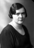Ateljébild på en kvinna i halsband. Enligt Walter Olsons journal är bilden beställd av fröken Vanja Johansson.