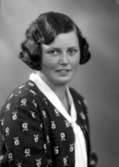 Ateljébild på en kvinna med scarf. Enligt Walter Olsons journal är bilden beställd av fröken Agda Johansson.