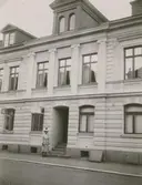 Detalj av en husfasad på Fabriksgatan 7.