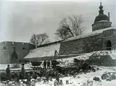 Utgrävningen i Slottsfjärden 1932-1934 med ledning av Harald Åkerlund, och bedrevs som AK-arbete.
Fyllmassorna användes för att bygga upp nuvarande Tjärhovet.
I den syrefattiga leran hade det organiskt materialet bevarats väl, varför man förutom keramik även fann ett flertal fartyg samt smärre fynd som handskar och skor.

Arbetet under av bryggan. Ingenjör Harald Åkerlund längst till vänster.
