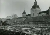 Utgrävningen i Slottsfjärden 1932-1934 med ledning av Harald Åkerlund, och bedrevs som AK-arbete.
Fyllmassorna användes för att bygga upp nuvarande Tjärhovet.
I den syrefattiga leran hade det organiskt materialet bevarats väl, varför man förutom keramik även fann ett flertal fartyg samt smärre fynd som handskar och skor.
Loket man använde för att flytta fyllmassorna med hette Pysen.
Fyllmassorna användes för att bygga upp nuvarande Tjärhovet.
I den syrefattiga leran hade det organiska materialet bevarats väl.
Varför man förutom keramik även fann ett flertal fartyg samt smärre fynd som handskar och
skor.