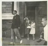 Konung Frederik och drottning Ingrid samt prinsessan Anne Marie efter besöket i domkyrkan.