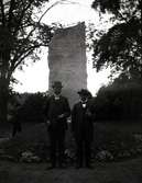 Befallningsman Reinhold Linder och rättare Oskar Helander framför Peder Michilssons minnessten. Stenen restes 1910 för det var då 300 år sedan den första Hammarskjöldaren Peder Michilsson blev adlad.