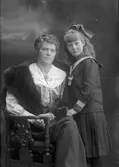 Fru Gustafsson med dotter, Trädgårdsgatan 15, Gävle

