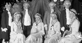 Teatergrupp med bland annat fröken Boman. Westermarks affär.