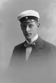 Lars August Lundeberg född i Oslättfors 1898, död i Uppsala 1970. Utbildad till civilingenjör vid Chalmers Tekniska Högskola 1925. Verksam som vägingenjör, blev 1948 vägdirektör i Blekinge län, vägdirektör i Uppsala län 1955-63. Son till brukspatronen August Lundeberg. Källa: Gävle Högre Allmänna läroverk 1900-1968.