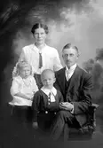R. Söderlund med familj, Järnvägsgatan 4, Gävle