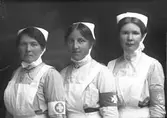 Sjuksköterskorna Selma Åström, Signe Lindberg och ej namngiven. Lasarettet, Gävle
