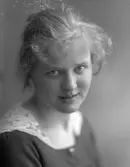 Fröken Lindeberg. (Enligt uppgift dotter till stadsbibliotekarie Wilhelm Lindeberg)
