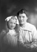 Mamma Jenny och dottern Asta Eriksson, Fjärde Tvärgatan 20, Gävle