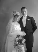 Albert Ledin. Född 1894 i Säbrå, Västernorrland.   Ledamot av Gävles stadsfullmäktige 1920-35. Verksam i Gävle bland annat som kamrer vid Arbetarbladet. Verkställande direktör för AB Tipstjänst 1935-61. Flerårig ledamot av Svenska fotbollsförbundets styrelse samt Riksidrottsstyrelsen.

Källa Vem är det: Svensk biografisk handbok (1969)