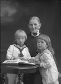 Vilhelmina Olsson och barn-barnen Ernst och Gunnar (dottersöner), Södra Kansligatan 11, Gävle

