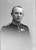 Fänrik Nils Bernhard Norlander född 1896. Hälsinge Regemente I 14, Gävle. Norlander är benämnd Löjtnant i boken 