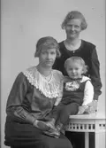 Ellen Lundgren, Bomhusgatan 15. (Tre generationer?).
