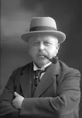 Adolf Lindkvister, född: 9 juni 1876. Trafikinspektör vid Uppsala-Gefle Järnväg 1907-22. Trafikchef från 1922. se W.Lindeberg 