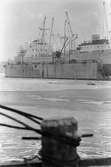 Ekensbergs varv 1970; pollare på brygga. I bakgrunden i lilla dockan lastmotorfartyget TONNA och till h i stora dockan lastmotorfartyget BECKY.