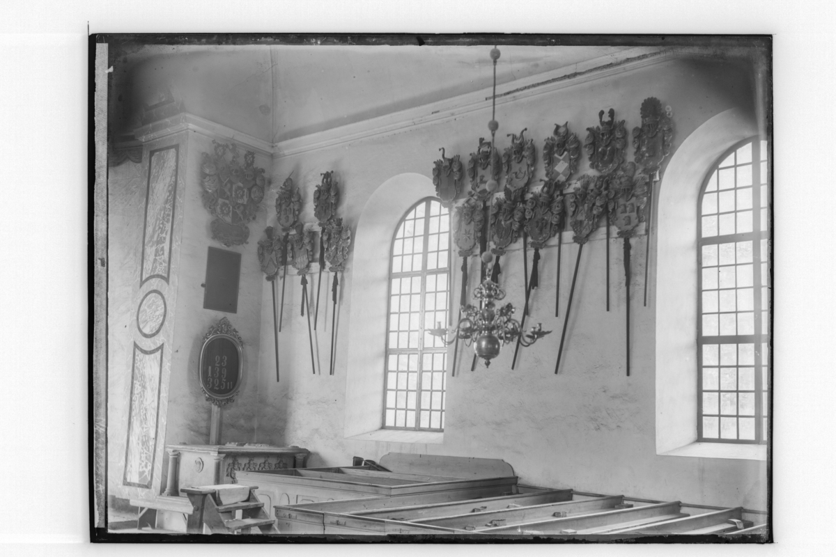 Samuel Lindskog, Lillkyrkas kyrka, interiör. Baron Leijonhufvuds begravningsvapen. Beställningsnr. LA-199.