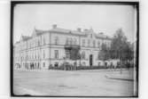 Tvåvånings hyresfastighet, hörnhuset Fabriksgatan-Rudbecksgatan, byggt 1898.
Nordfors.