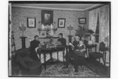 Rumsinteriör, 4 personer.
Grosshandlare E.A. Nilsson