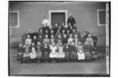 Latorps skola, 47 skolbarn med folkskollärare J.W. Hallin.