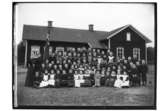 Bäcketorps skola, skolbyggnad, 76 skolbarn och två lärare.
Theres Arvidson.