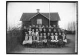 Östra Ryds småskola, skolbyggnad och 29 skolbarn.
Småskollärare Sofia Almkvist.