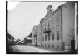 Tvåvånings hyreshus och 7 andra hyreshus. Huset mot gatan. Fastigheten byggdes 1922.

Hästhandlare N. Nilsson