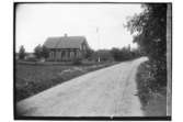 Tvåvånings bostadshus, en ekonomibyggnad.
Hilma Carlstrand