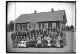 Hidingsta skola, skolbyggnad, 70 skolbarn och två lärare.
Folkskollärare Elander.