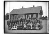 Hidingsta skola, skolbyggnad, 70 skolbarn och två lärare.
Folkskollärare Elander.