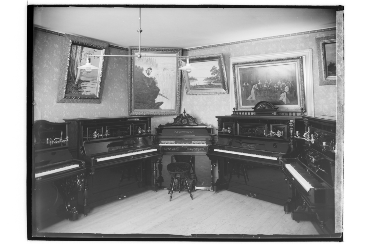 Samuel Lindskog, Carl Siverth musikaffär, interiör. En orgel och 4 pianon.