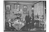 Rumsinteriör, 3 personer.J.W. Johansson