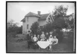 Tvåvånings bostadshus. Grupp 8 personer, och en hund.
G.A. Johansson.