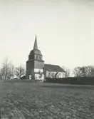 Tidigt under medeltiden uppfördes en kyrka i Tuna. Under 1600-talet byggdes kyrkan ut och genomgick flera renoveringar. År 1737 byggdes ett kyrktorn på västra sidan. År 1764 byggdes en ny sakristia.