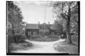 Lillkyrkas Prästgård, bostadshus, häst med trilla, 5 personer.
Brann ner år 1935.
Kyrkoherde Gustaf Norström