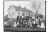 Rinkaby skola, 47 skolbarn och lärarinna fröken Beda Kruse.
Skolbyggnaden och uthus.